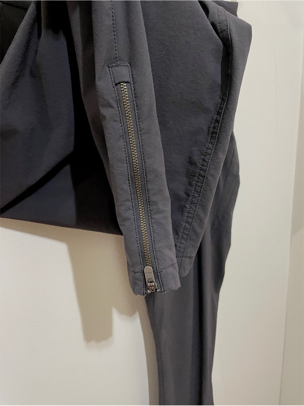 Akira Sleek Charcoal Zip Pocket Active Pants, Size 14 - Picture 4 of 12